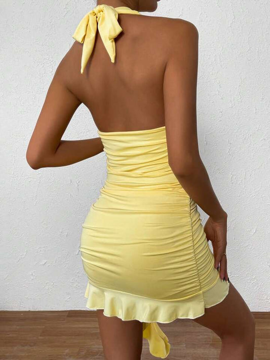 Robe moulante dos nu à volants